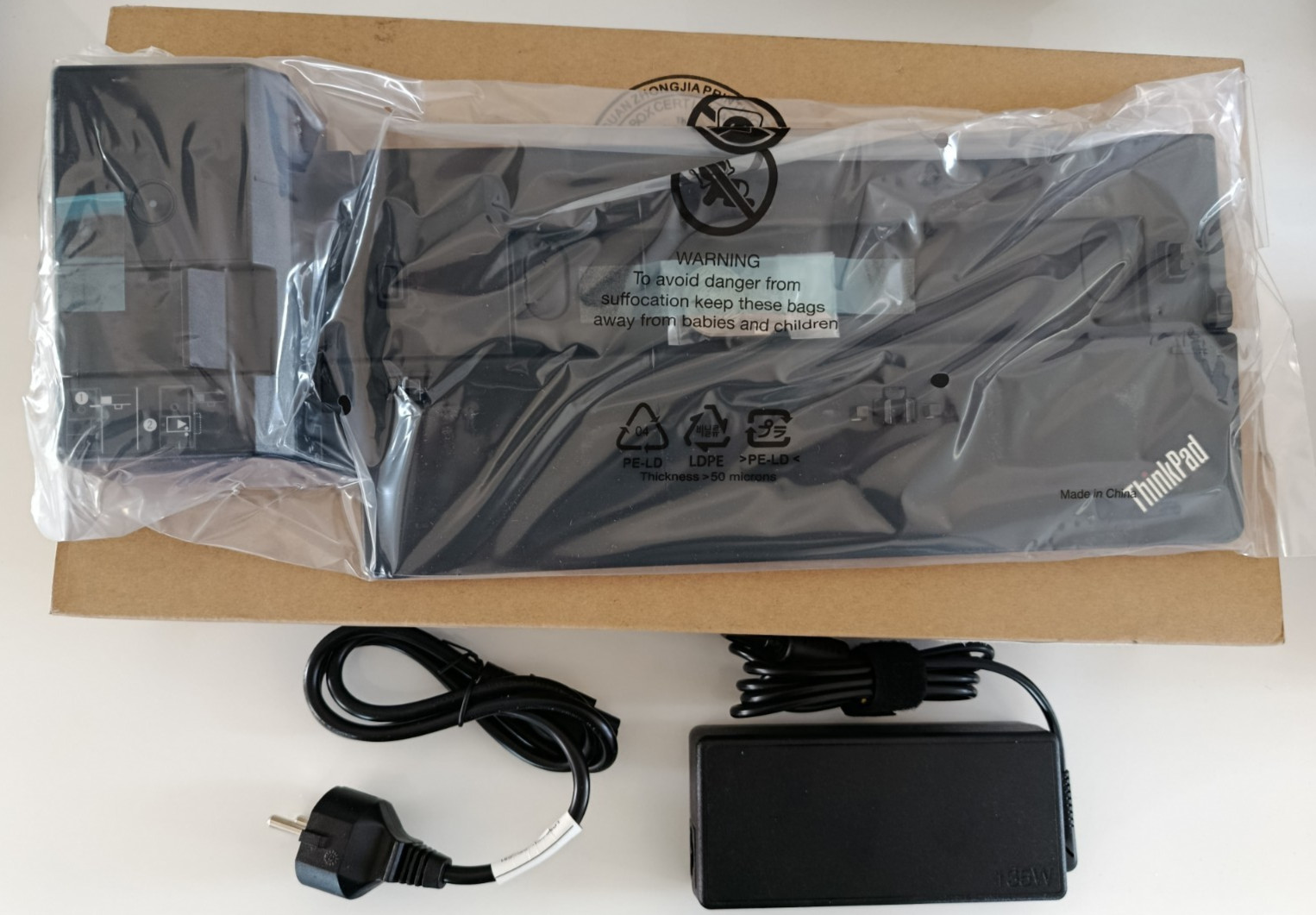 Station d'accueil ThinkPad 40AH Lenovo 40AH0135EU noir avec 2 x DP et chargeur 135 watt