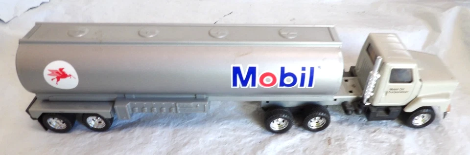 Vtg Ertl 3605 International Semi-T Mobil Tanker 18-Wheeler Tractor Trailer - Image 2 of 4