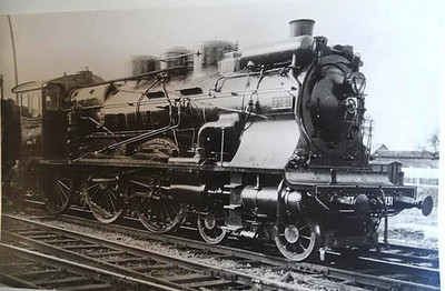 postcard photo card -steam locomotive - 3131 series 11 east with 1 railway worker - 412