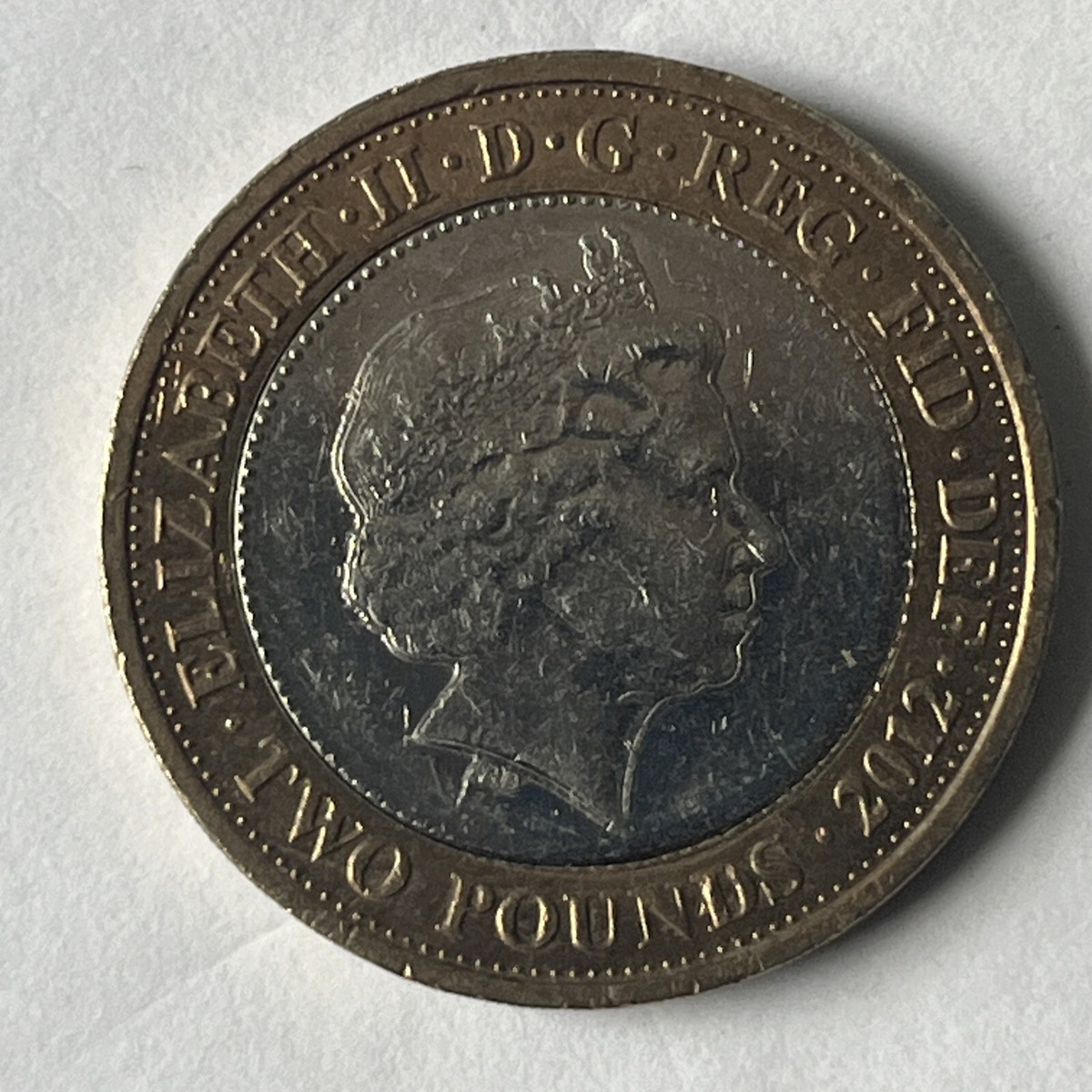 2012年 チャールズ・ディケンズ 1812-1870 2ポンド硬貨 2ポンド、稀な鋳造ミスあり。