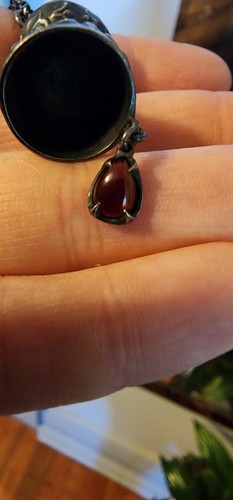 Ecclesia Empty Cup Sterling Silver Garnet Necklace. No Longer Made. - 第 4/4 張圖片