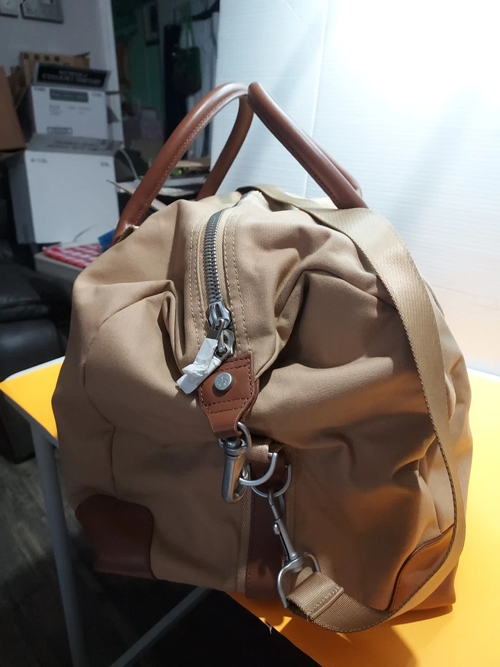 Bolsa de viagem Brooks Brothers de lona e couro nova com tecidos cobertos com zíper - Imagem 2 de 4