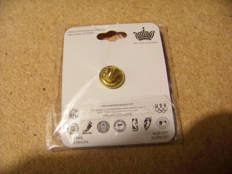 2008 Arizona Diamondbacks Baby New Year's lapel pin MLB - Image 3 of 3