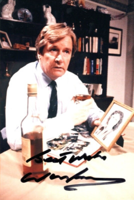 CORONATION STREET: WILLIAM ROACHE 'KEN BARLOW' SIGNED 6x4 ACTION PHOTO + COA