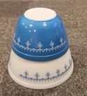 Vintage 70s PYREX Nesting SNOWFLAKE Garland MIXING BOWLS 401 & 402 SET 1.5 Pt Qt