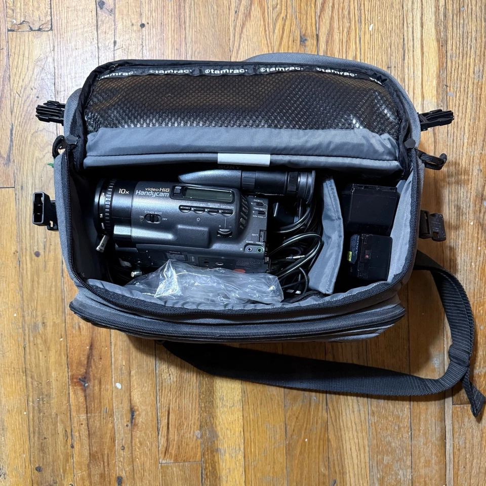 Sony CCD-TR81 Video Hi8 Handycam Camcorder Recorder w/ Accessories + Case Tested - Image 2 of 4