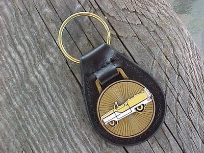 YELLOW NASH METROPOLITAN CONVERTIBLE GOLD LEATHER KEY FOB UNIQUE KEY HOLDER NOS!