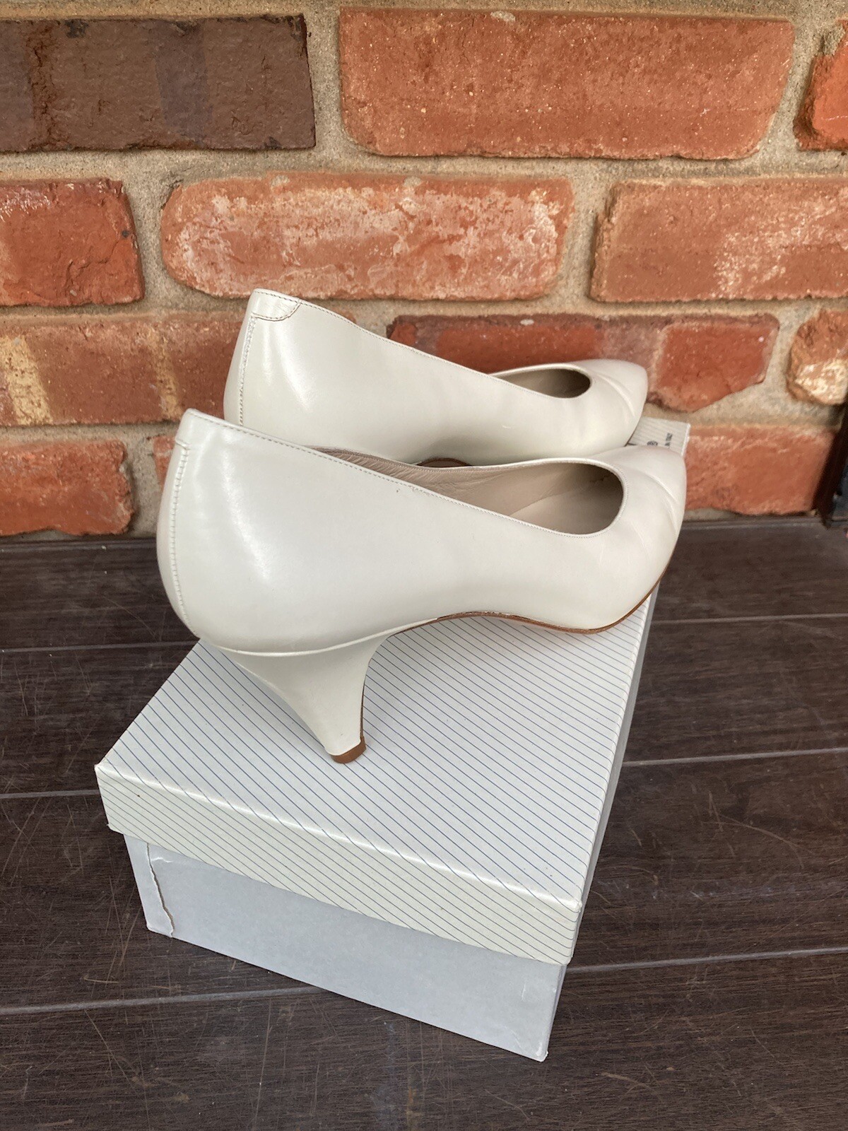 Amalfi Italy Monica Size 9.5 AA Ivory Leather Pumps Extra Narrow Shoes Heels eBay