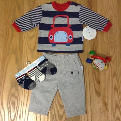 Newborn 5 piece Set Grey / Navy Car Top, Trousers, 3x socks  + Wooden Toy