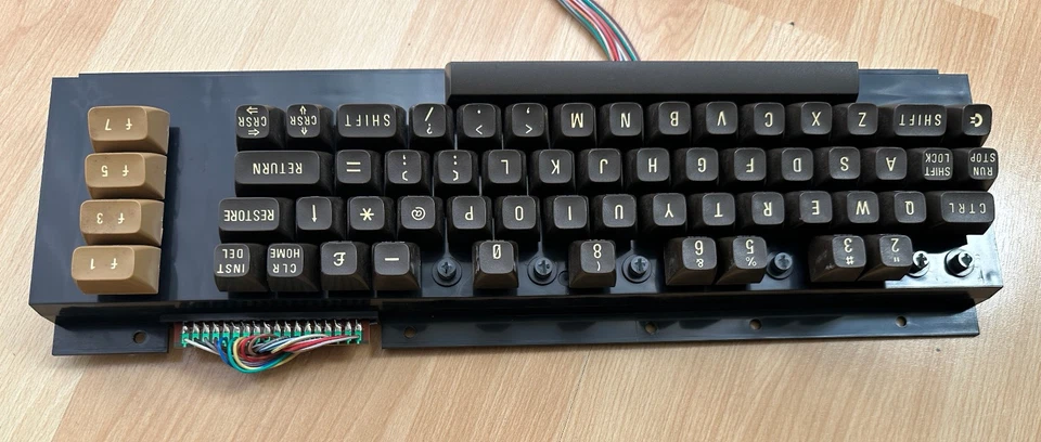 Commodore VIC 20 Tastatur + Schrauben, Defekt #01 25 - Bild 4 von 4