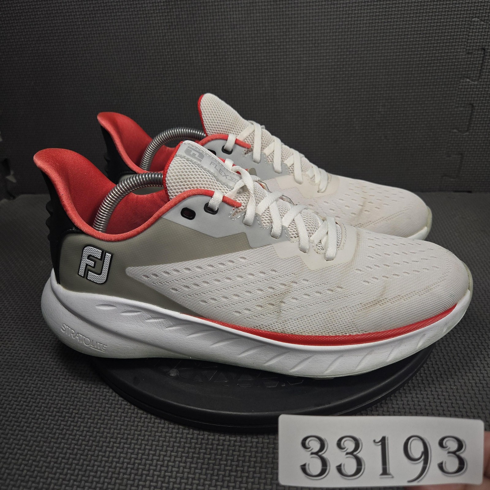 Mens Size 9 Wide White Red Stratolite Spikeless 56277