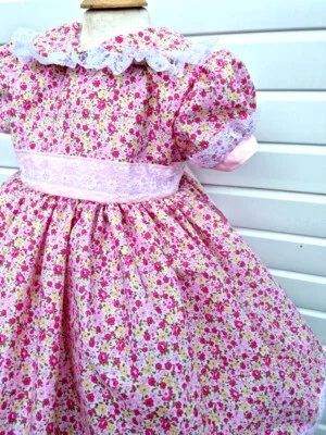 DREAM BABY WEAR UK Traum 0-8 Jahre Baby Mädchen rosa winzig Blumen gefüttert wirbel gefüttert Kleid Bindegürtel