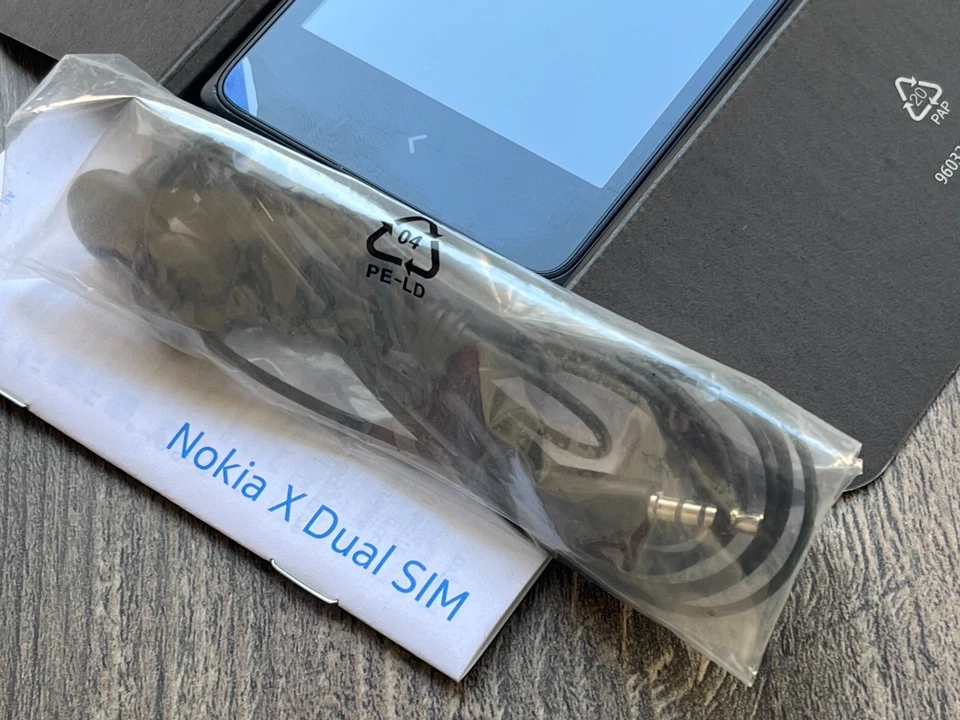 Vintage Genuine Nokia X DS - RM-980 - (Unlocked) GSM Mobile phone colectable - Image 3 of 4