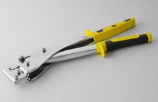 Punzonatrice a due mani per assemblaggio montanti e guide cartongesso