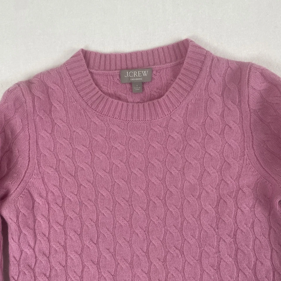 J. Suéter tejido con cable rosa cachemir Crew pequeño Foto 3 de 4