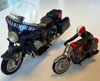 Moto Guzzi Motorrad Modell Carabinieri und Rennmotorad mit Fahrer 70er