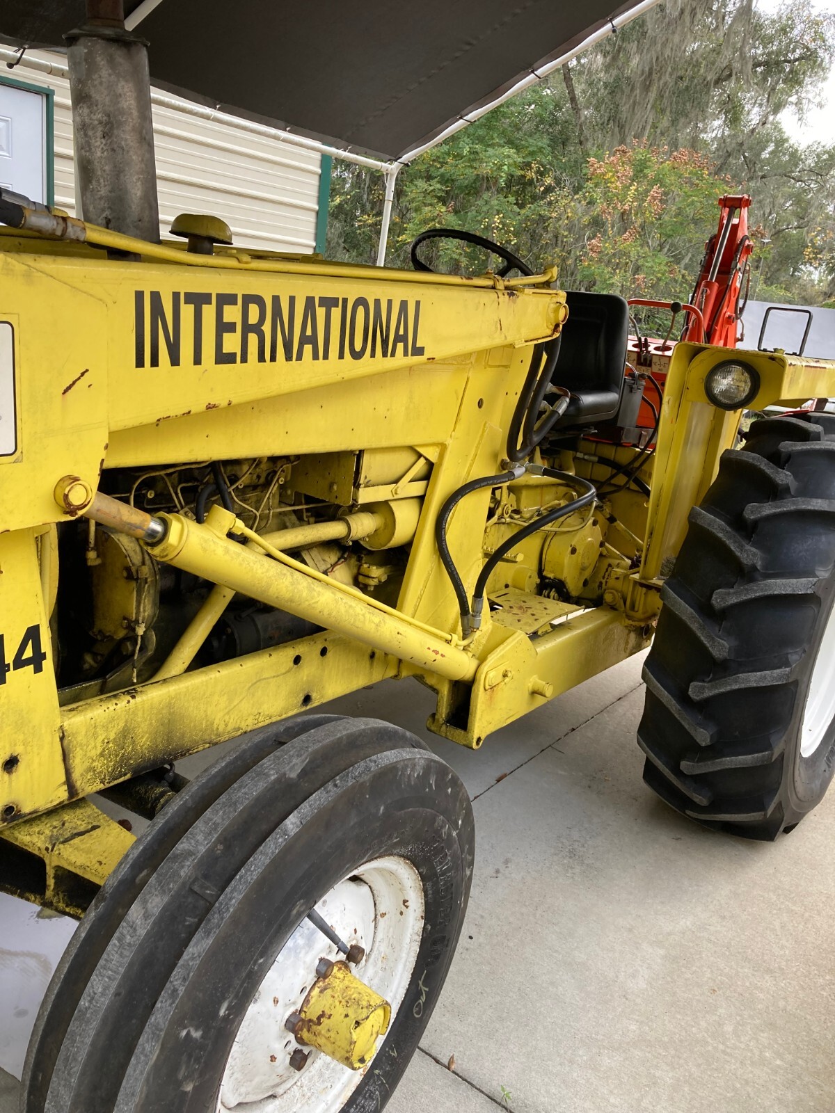 international-3444-tractor-front-load-with-kubota-bx23-adapted-backhoe
