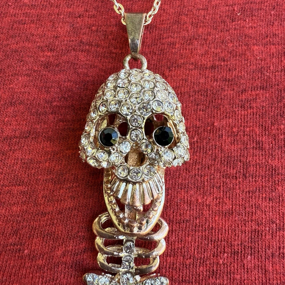 Colar pingente corpo caveira e osso vintage Betsey Johnson tom dourado cristal incrustado - Imagem 4 de 4