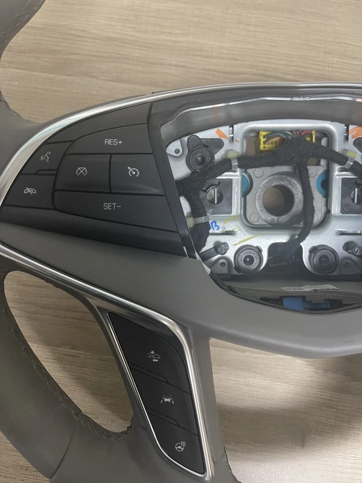 Cadillac XT5 2017 volante - P/N 84214051 - (titanio oscuro) Foto 4 de 4