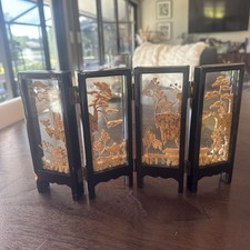 Paravento pieghevole vintage cinese laccato con diorami in sughero rivestito in vetro.