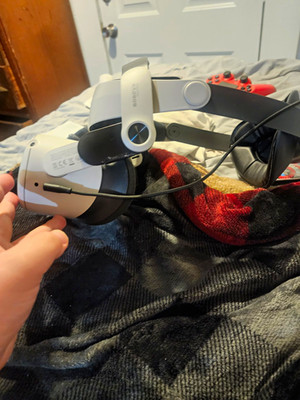 Meta Quest 2 Standalone VR Headset White w/ BOBOVR M2 Pro Strap & Controllers