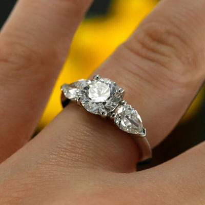 2 kt runder Moissanit 14 kt Weißgold mit drei Steinen Verlobungsring Ehering