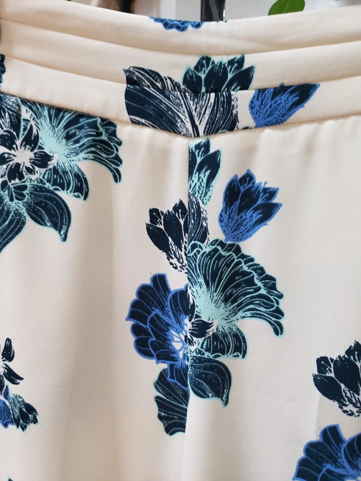 Pantalón capri H&M blanco floral poliéster recortado tiro alto culottes pierna ancha 2 Foto 2 de 4