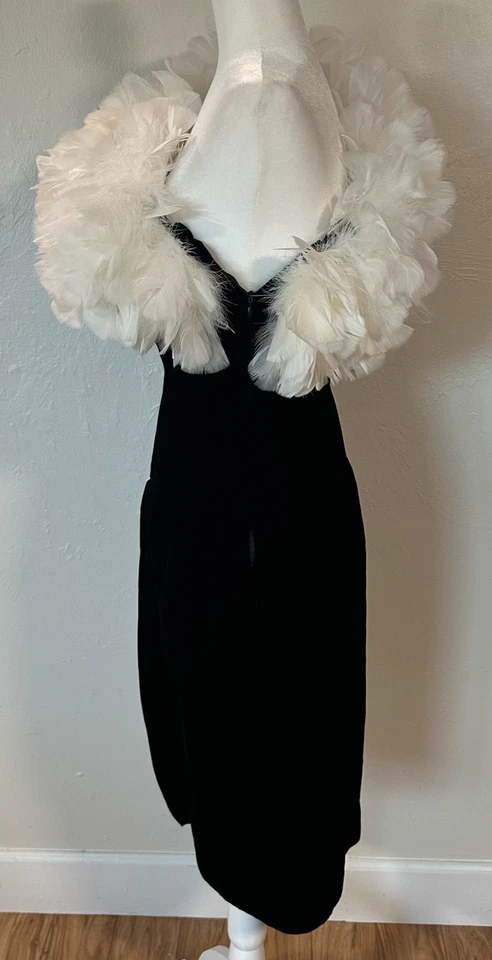 Vestido de cóctel boutique vintage de terciopelo negro con ribete de plumas LEER Foto 3 de 4