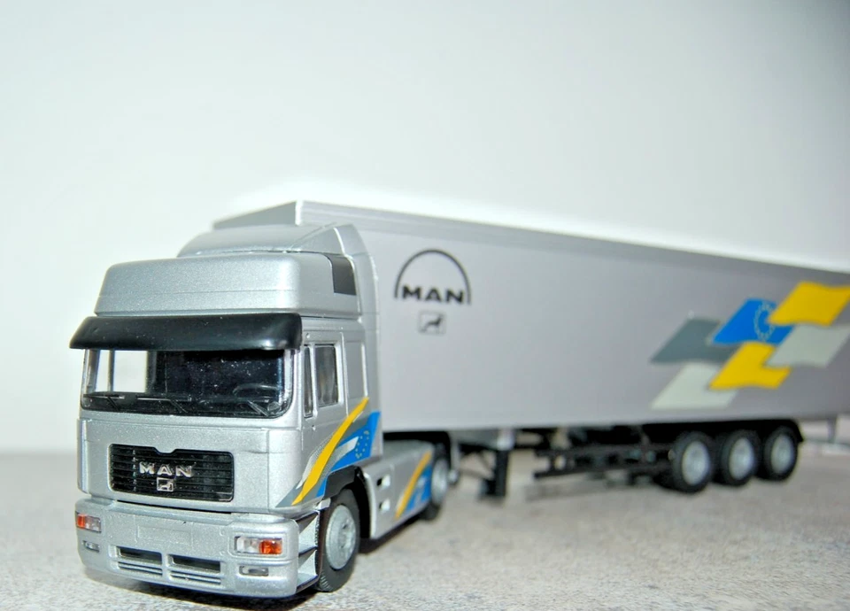CONRAD 0008 PROMOTIONAL MAN F2000 TRUCK WITH TRI-AXLE BOX TRAILER - Image 3 of 4