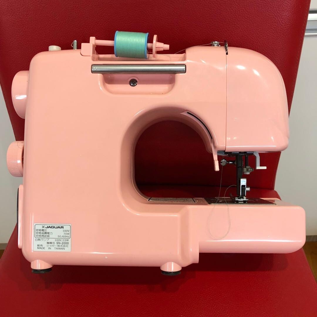 Jaguar Sanrio Hello Kitty Sewing Machine Pink SN-2000 Japan