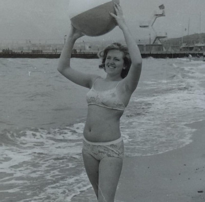 Cute Woman Bikini Armpits Hairy Beach Ball Smile Pretty Girl Barefoot Vtg Photo