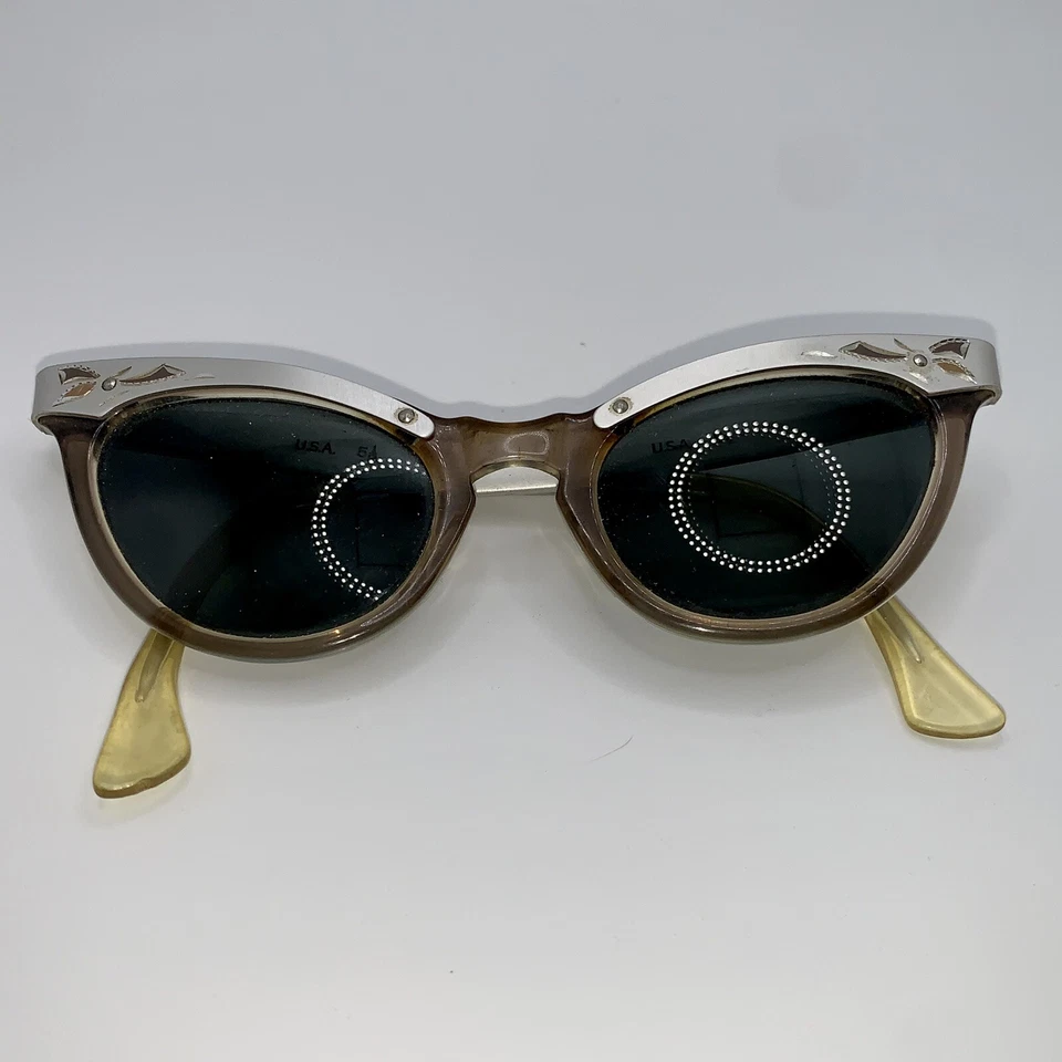 De colección Años 50 EE. UU. 5 1/2 Alum Grabado Marcos Retro Ojos de Gato Gafas Plateadas MCM kitsch Foto 3 de 4