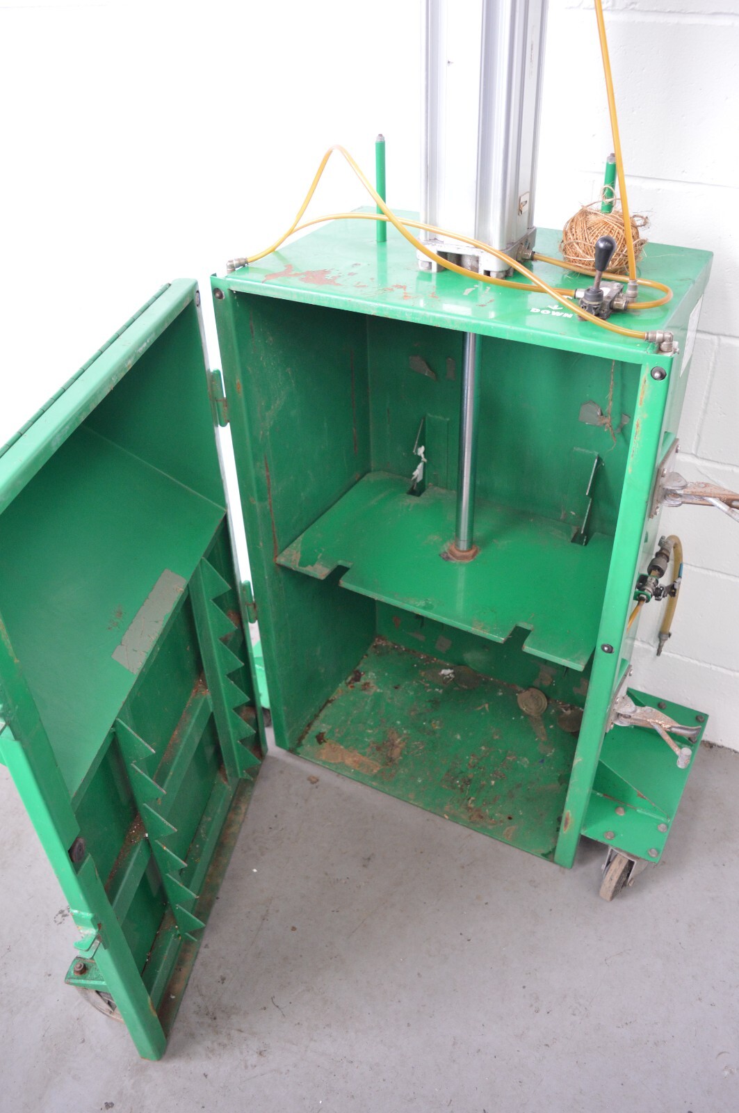 UNIC Cardboard Baler Paper Paint Tin Compactor Pneumatic Outside Use ok ...
