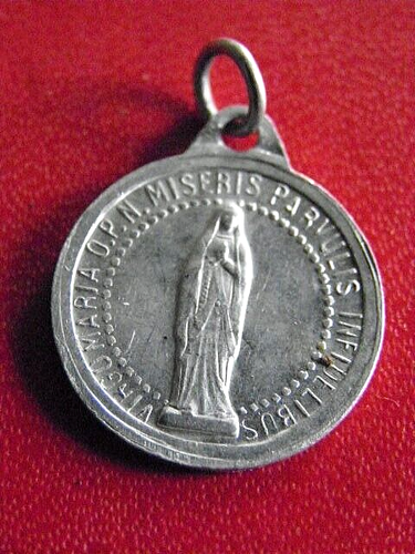 Médaillon Religieux Ancien - Pèlerinage De Rennes - En Aluminium, Vintage - Pièce De Collection D'occasion