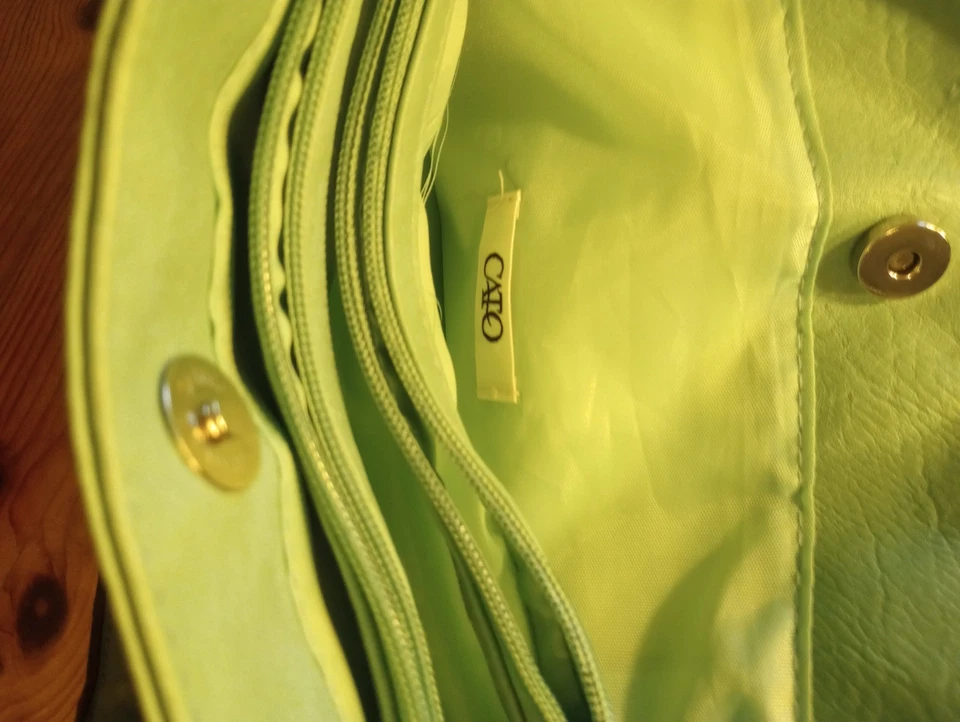 Cartera de hombro de cuero sintético verde menta Cato, bolsillos laterales Foto 3 de 4