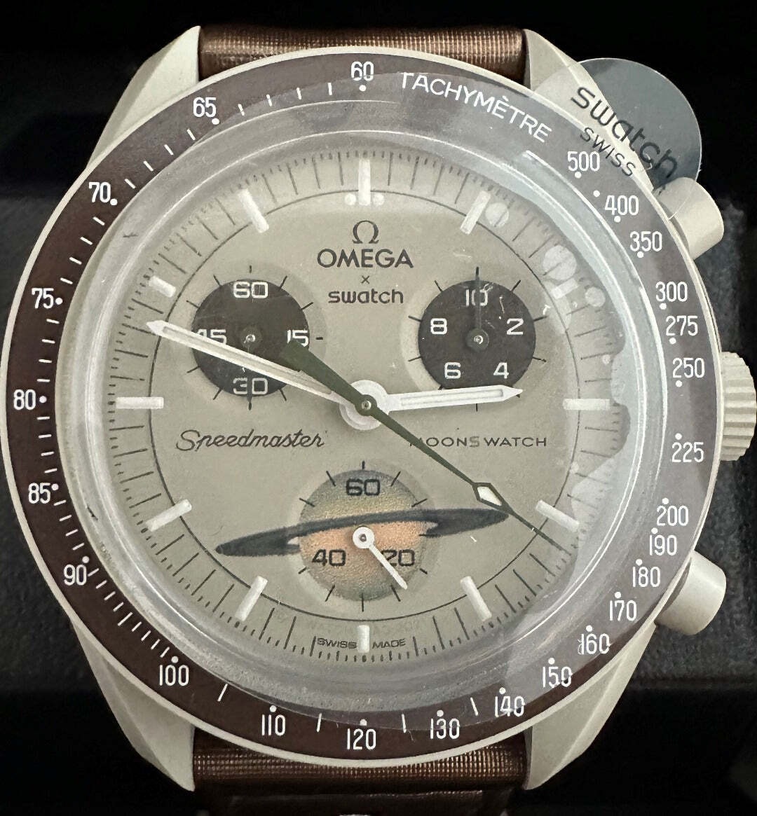 Moon Swatch OMEGA Saturnクロノグラフ ブラウン Swatch X Omega Moonswatch Saturn – US Marc Gebauer