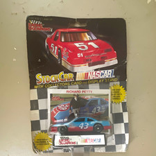 Racing Champions Richard Petty 43 NASCAR Diecast Stock Car w/ Stand