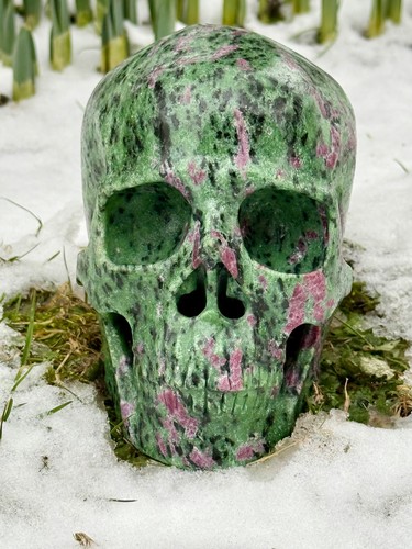 Kristallschädel aus Rubin in Zoisit, 2443g