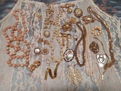 Vintage Lot Of Costume Jewelry Necklaces Earrings Brooches Rings Bracelets