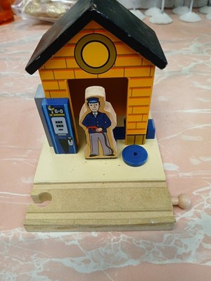 Imaginarium Thomas Train Wooden Railways G&O Gas Station With Attendant Lot READ