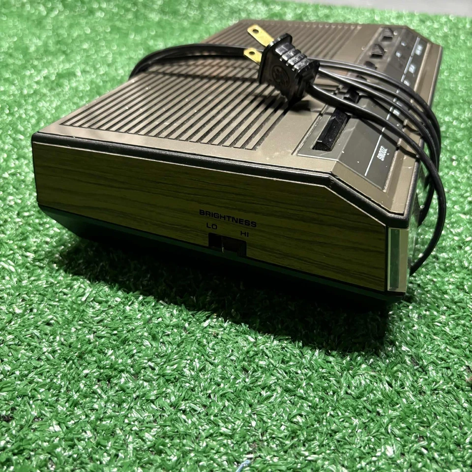 Vintage General Electric Alarm Clock AM FM Radio 7-4642B Blue Light WORKS TBT - Image 4 of 4