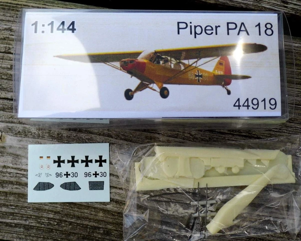 Flugzeug:  Piper PA 18 Supercup   - 1:144  bs-design