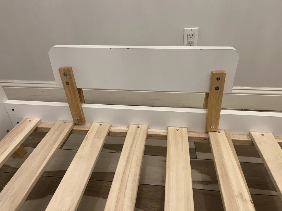 Marco de cama y colchón Dadada para bebé pequeño en excelente estado. Blanco/Natural Foto 3 de 4