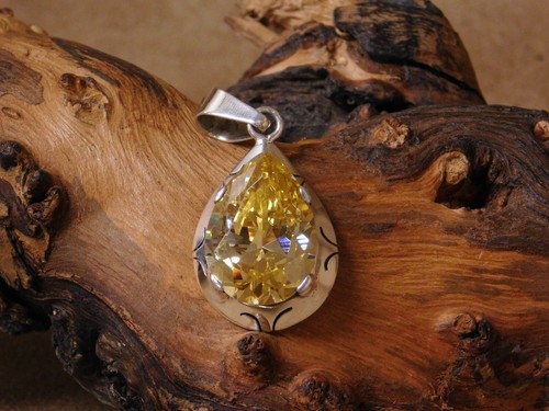 Mexican Sterling Silver Synthetic Yellow Faceted Stone Pendant - Afbeelding 1 van 3