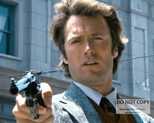 CLINT EASTWOOD BRANDISHING HIS .44 MAGNUM IN "DIRTY HARRY" - 8X10 PHOTO (ZY-325)