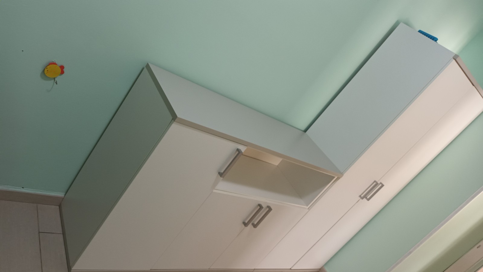 Armadio bianco rettangolare 4 ante con credenza abbinata e ripiani