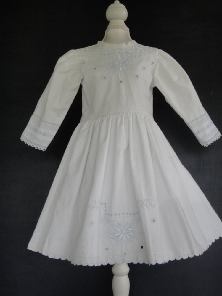 Robe en coton blanc de prestige pour poupée de collection 73cm