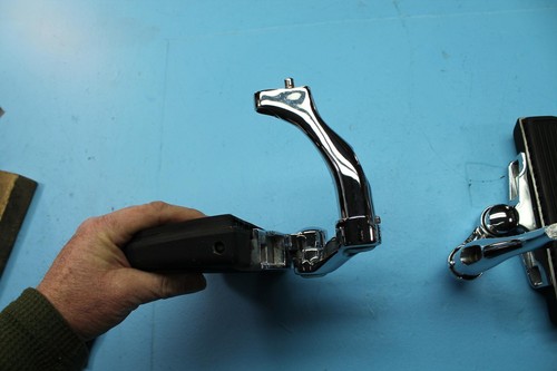 1408 09 HARLEY-DAVIDSON PASSENGER FOOTREST FOOTBOARD ADJUSTABLE FOOT SUPPORT - Picture 3 of 9