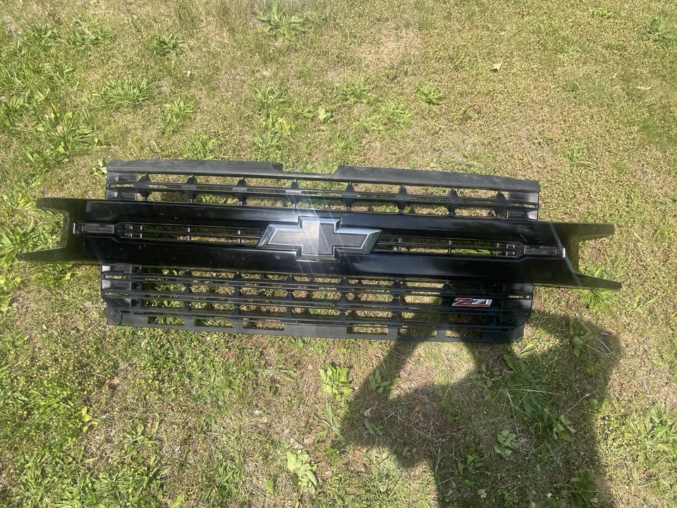 19-22 Chevrolet Silverado Z71 Chevy 1500 Grille BLACK Grill OEM *DEFECTS READ* - Image 2 of 4
