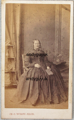 CDV LADY RINGLETS IN HAIR VON WYATT LONDON MIT BUCH ORNAMENT TELLER VASE